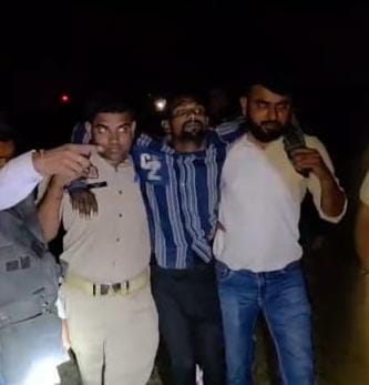 फोटो - 01 घायल चोर को ले जाते पुलिस कर्मीं। संवाद