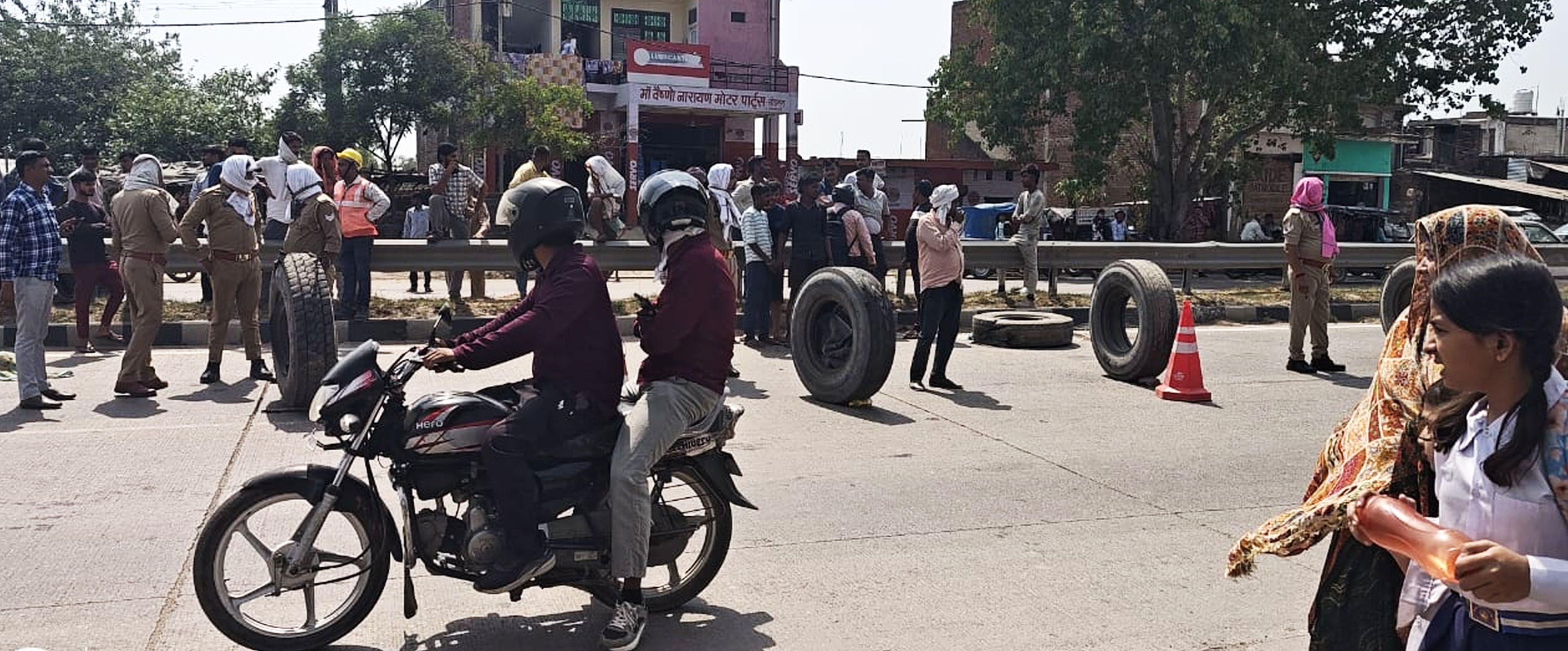 फोटो-09-हादसास्थल पर बैरीकेडिंग करती पुलिस। संवाद फोटो-09-हादसास्थल पर बैरीकेडिंग करती पुलिस। संवाद
