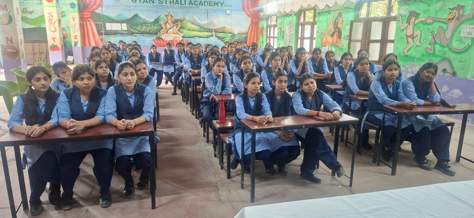 फोटो-1- छात्राओं को संबोधित करतीं महिला थानाध्यक्ष पूजा सिंह राठौर। संवाद फोटो-1- छात्राओं को संबोधित करतीं महिला थानाध्यक्ष पूजा सिंह राठौर। संवाद
