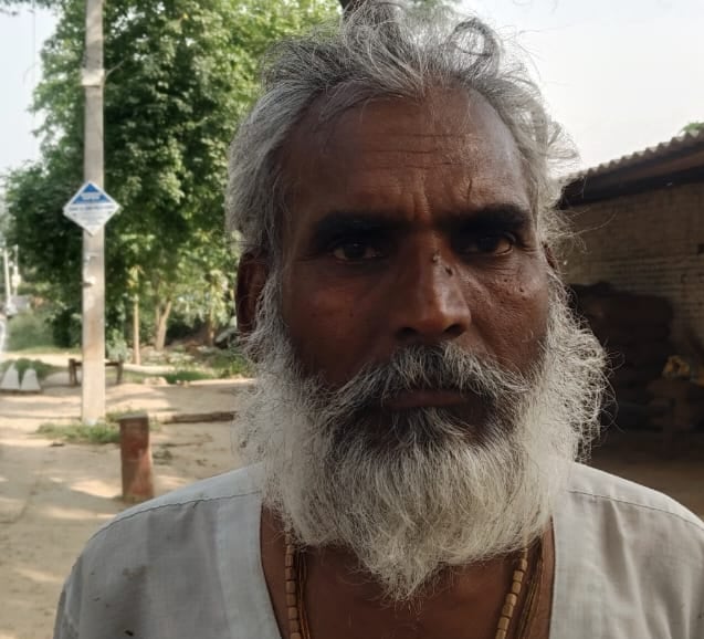 फोटो-14 कमालगंज के मिर्जा नगला गांव में लगे आलू के ढेर को साफ करते किसान। संवाद