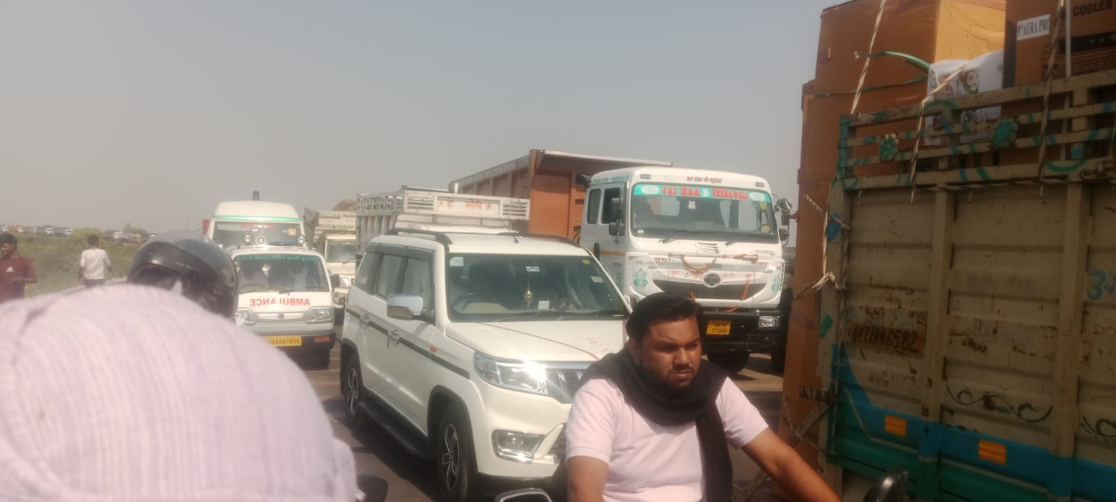 फोटो 17 एचएएमपी 41- कानपुर-सागर हाईवे पर पलटा ट्रक। संवाद