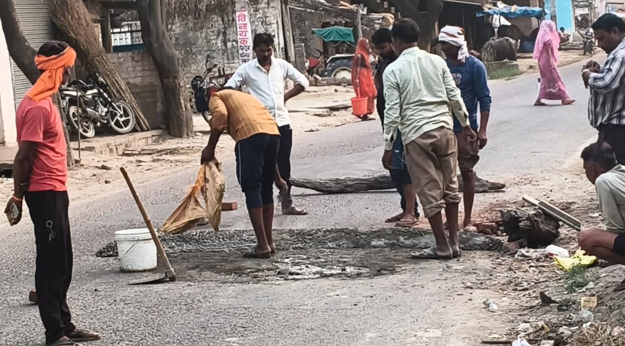 फोटो-37-बिंदकी मुरादीपुर मार्ग पर ब्रेकर बनाते मजदूर। संवाद