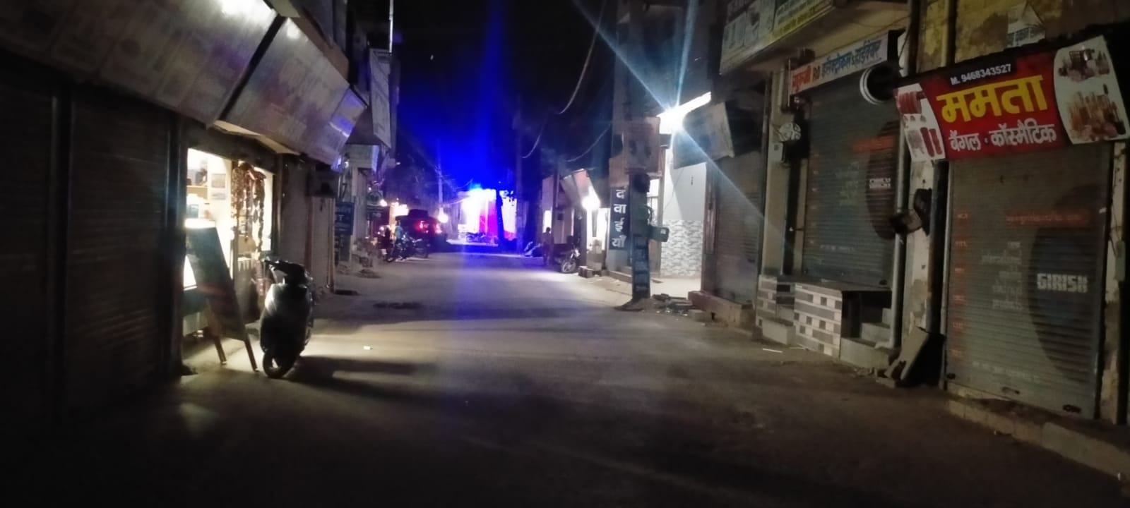 फोटो संख्या:56- रात 9:18 बजे  मसानी चौक से सिनेमा रोड पर  स्ट्रीट लाइट नहीं होने से छाया अंधेरा