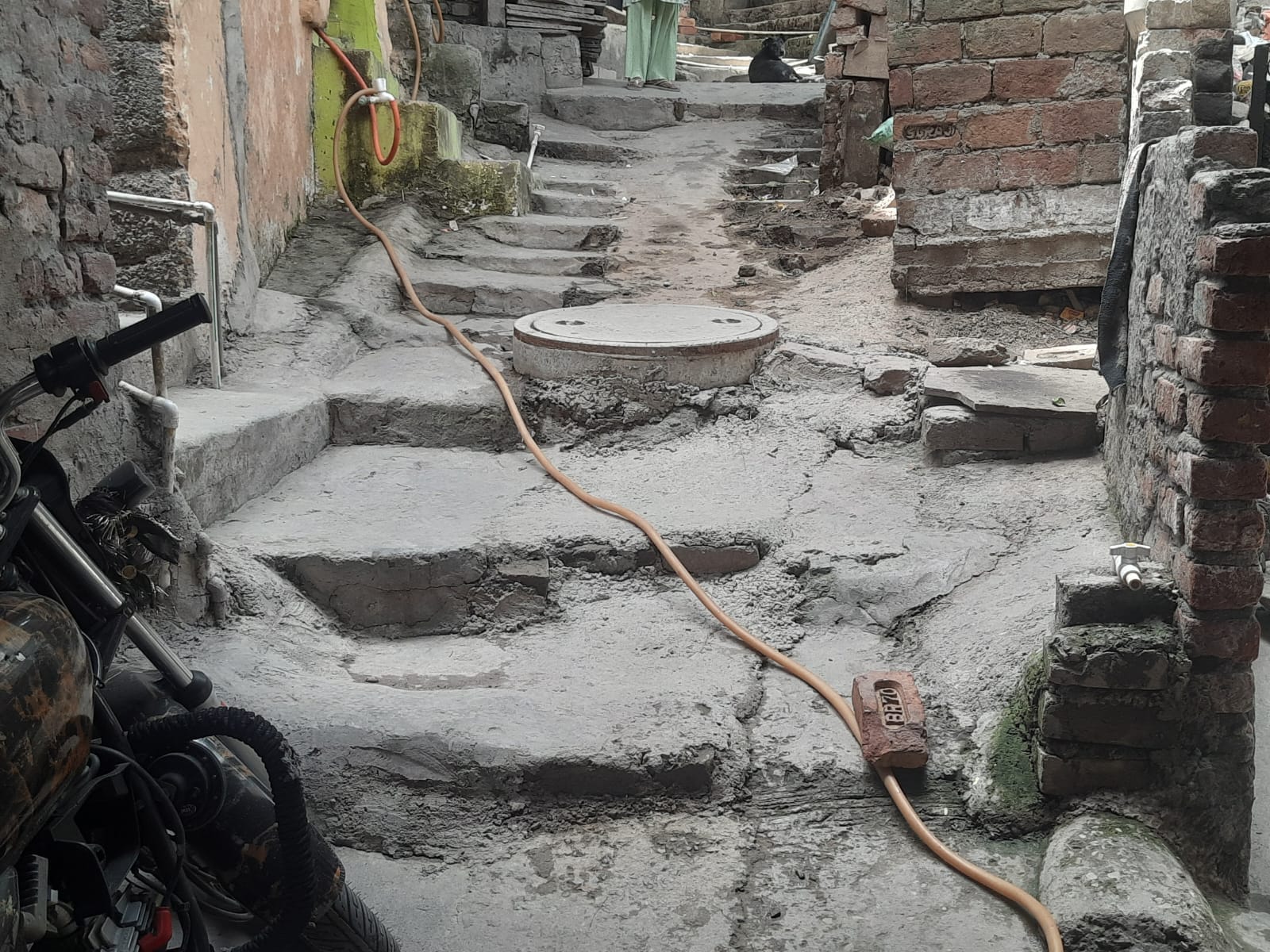 फोटो : सोनीपत में मुरथल रोड पर टूटे पड़े नाले के ढक्कन। संवाद फोटो : सोनीपत में मुरथल रोड पर टूटे पड़े नाले के ढक्कन। संवाद