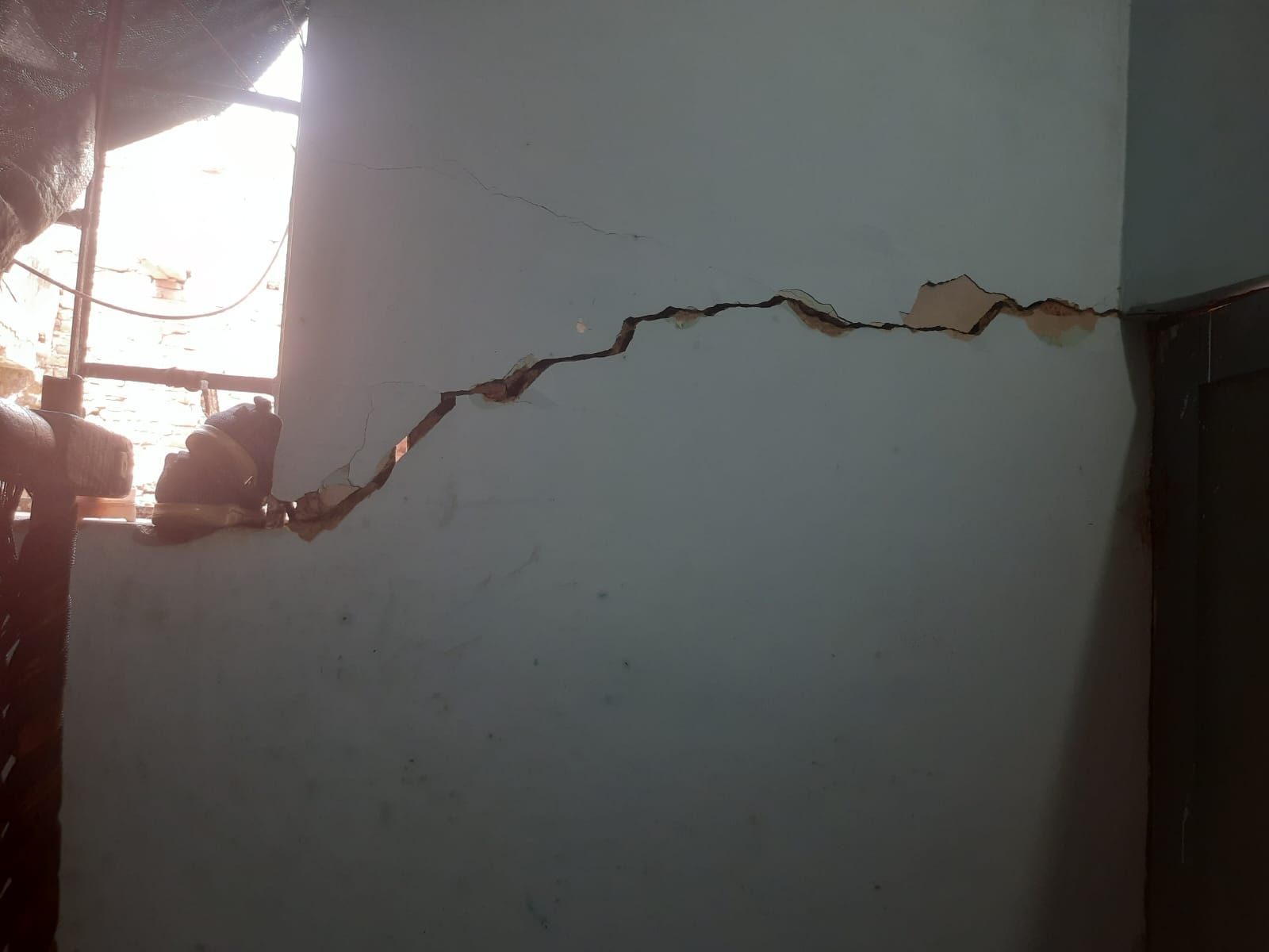 फोटो : सोनीपत में मुरथल रोड पर टूटे पड़े नाले के ढक्कन। संवाद फोटो : सोनीपत में मुरथल रोड पर टूटे पड़े नाले के ढक्कन। संवाद