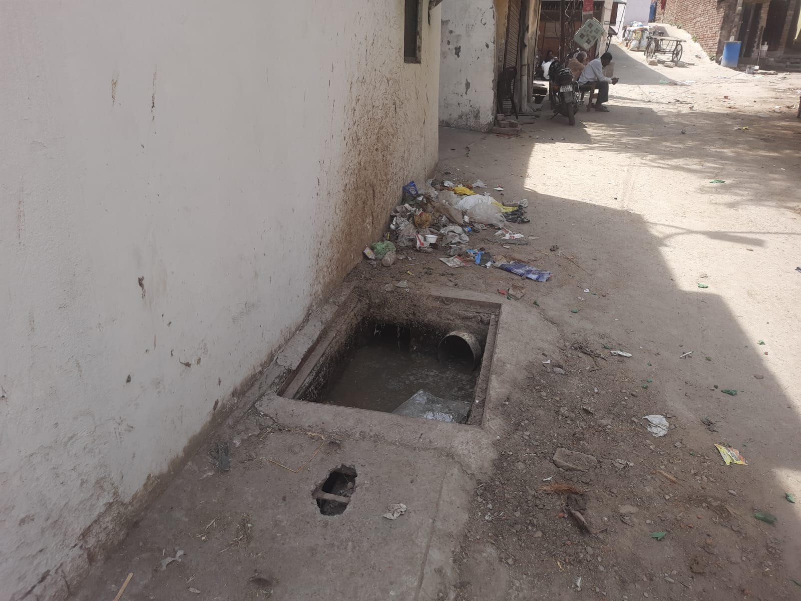 फोटो : सोनीपत में मुरथल रोड पर टूटे पड़े नाले के ढक्कन। संवाद फोटो : सोनीपत में मुरथल रोड पर टूटे पड़े नाले के ढक्कन। संवाद