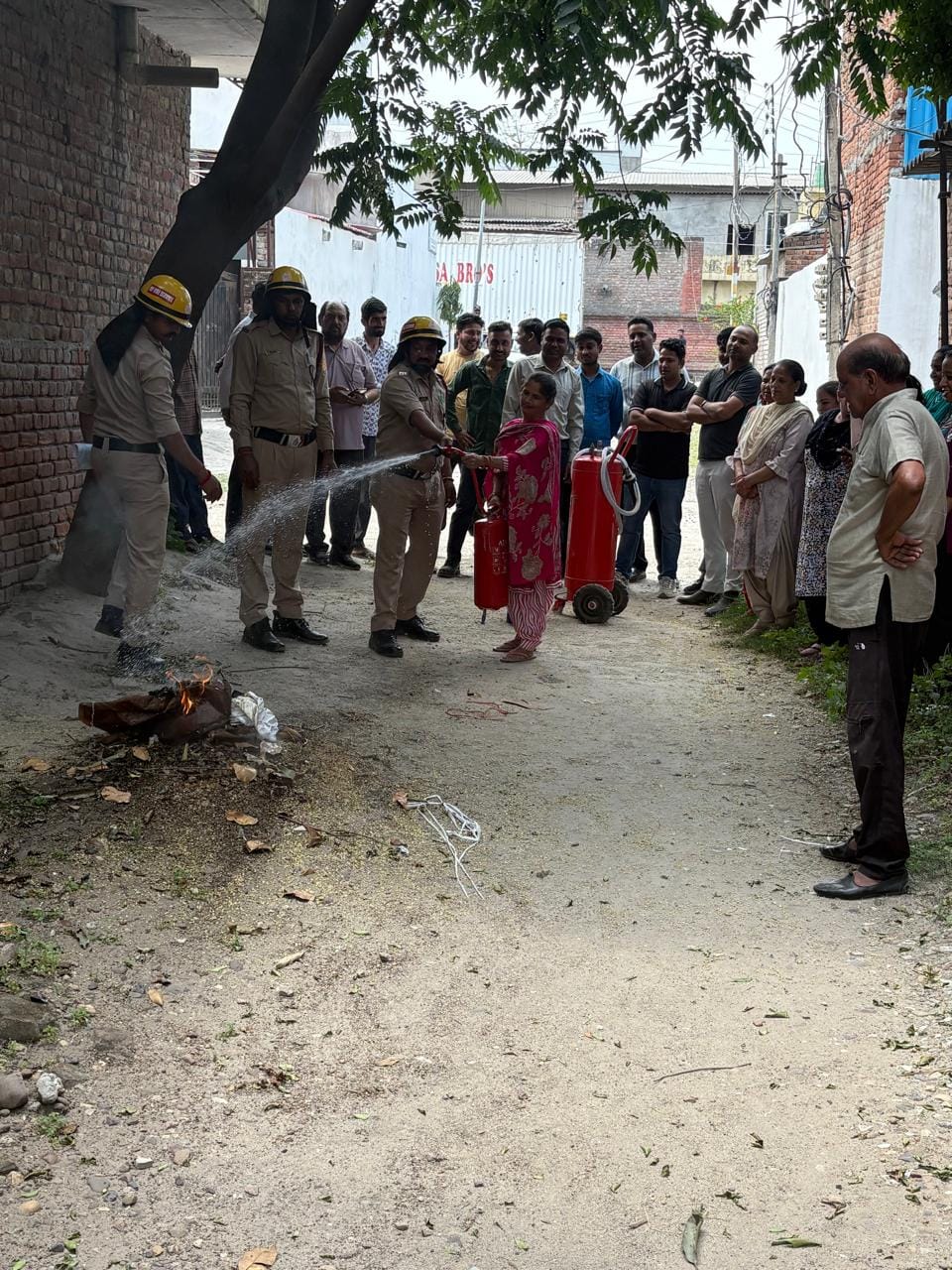 फायर वीक के तहत टाहलीवाल में कर्मचारियों जागरुक करते अग्निशमन विभाग कर्मी । स्रोत : आयोजक