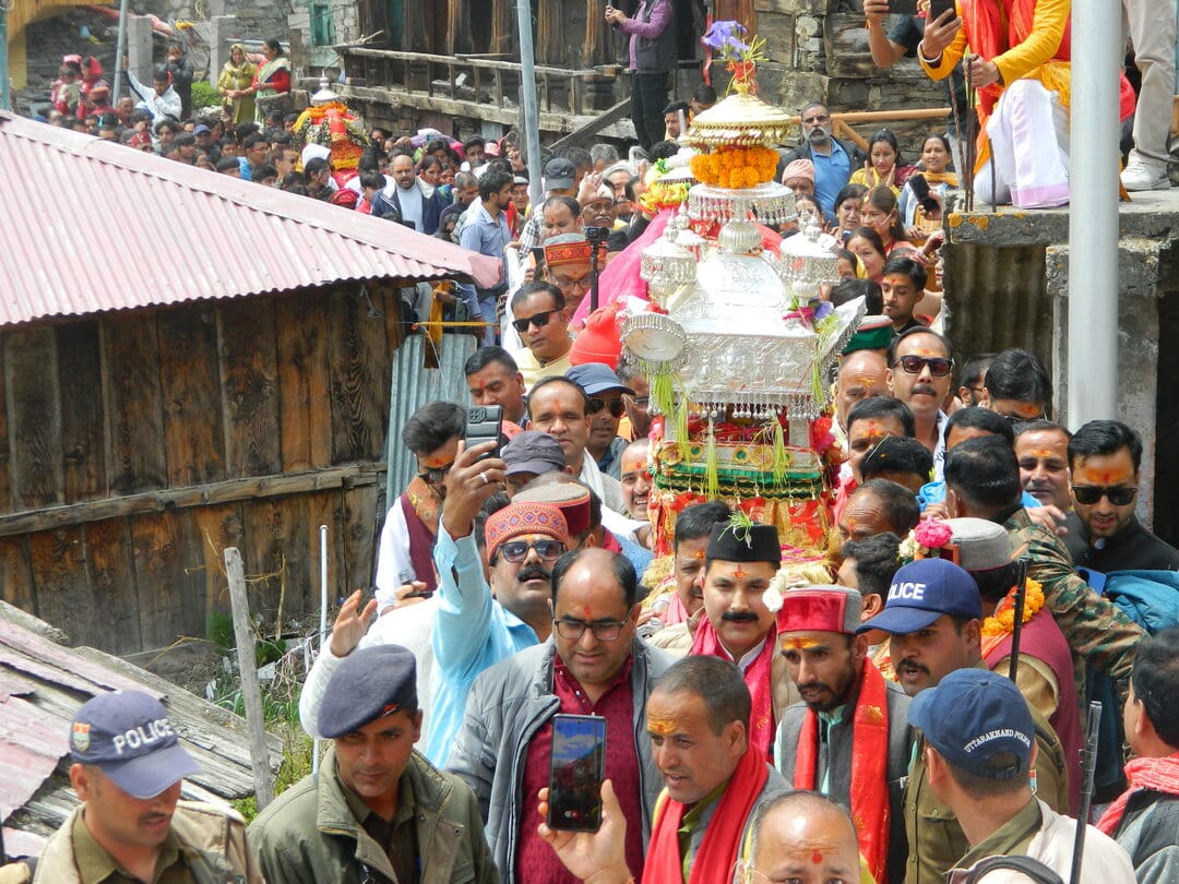 गंगा के शीकालीन प्रवास मुखबा गांव से गंगोत्री धाम के लिए रवाना हुई मां गंगा की उत्सव डोली। संवा