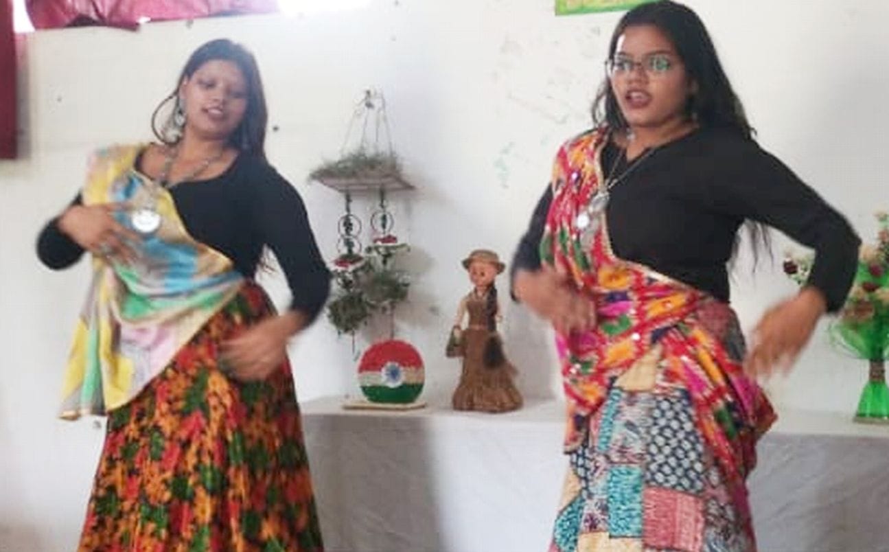 गिंदो देवी महिला महाविद्यालय में आयोजित में मौजूद स्टाफ व छात्राएं। स्रोत कॉलेज