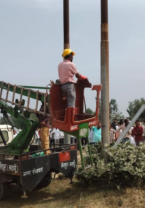 गांव धिमरपुरा में हाइटेंशन लाइन पर लटका प्राइवेट लाइनमैन का शव। संवाद
