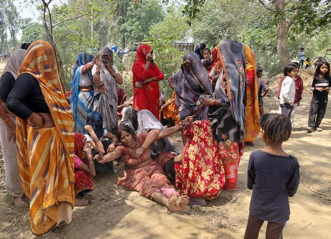 गांव धिमरपुरा में हाइटेंशन लाइन पर लटका प्राइवेट लाइनमैन का शव। संवाद
