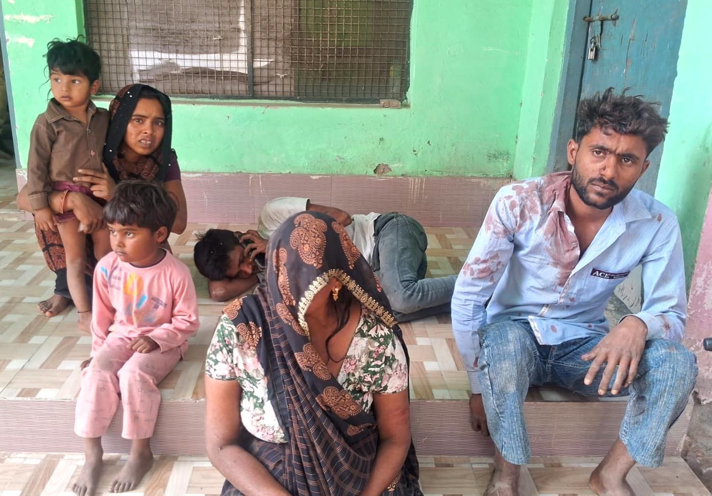 घायल जयसिंह का उपचार  करता स्वास्थ्य कर्मी। संवाद