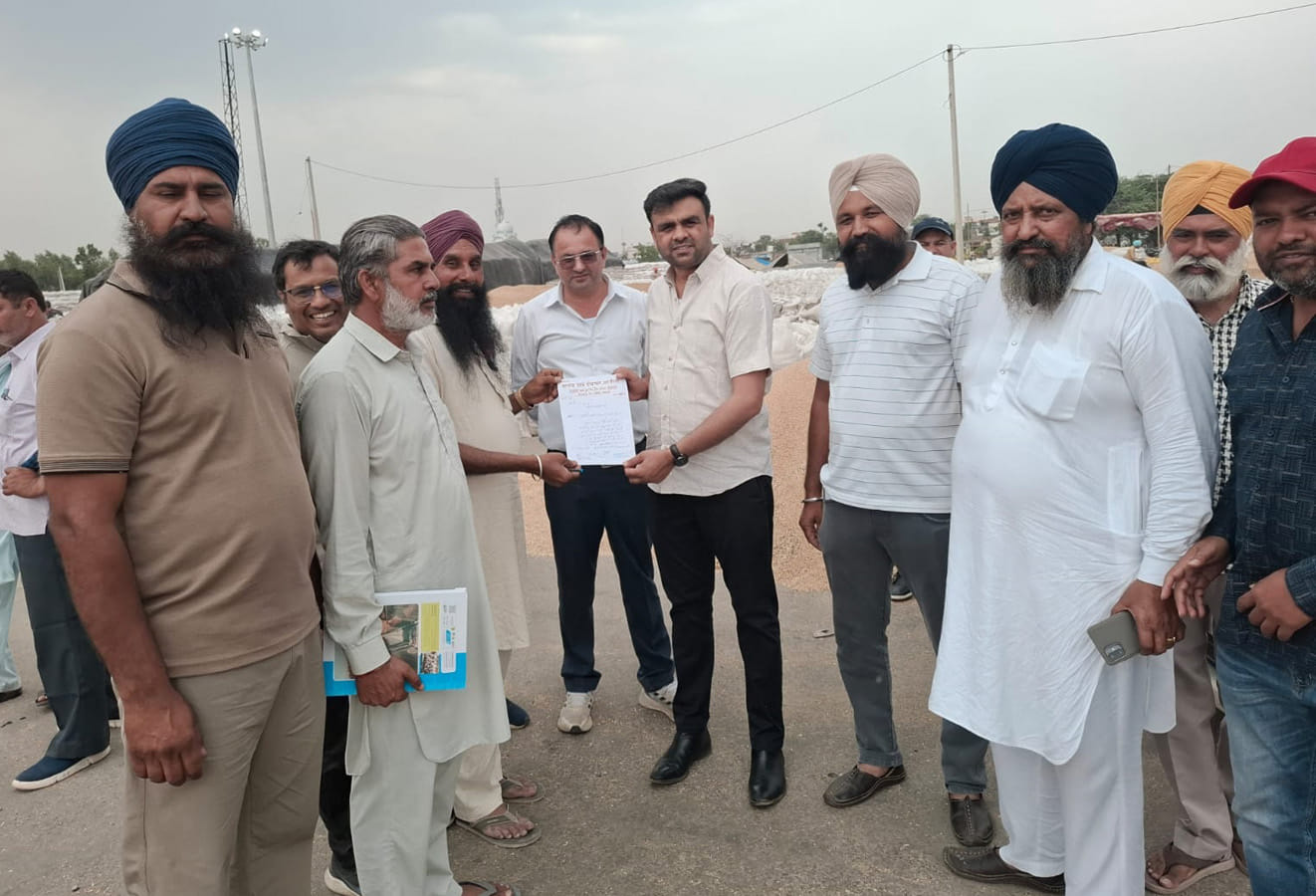 हैफेड के जिला प्रबंधक को मांग पत्र सौंपते हुए अरनौली के ग्रामीण। हैफेड के जिला प्रबंधक को मांग पत्र सौंपते हुए अरनौली के ग्रामीण।
