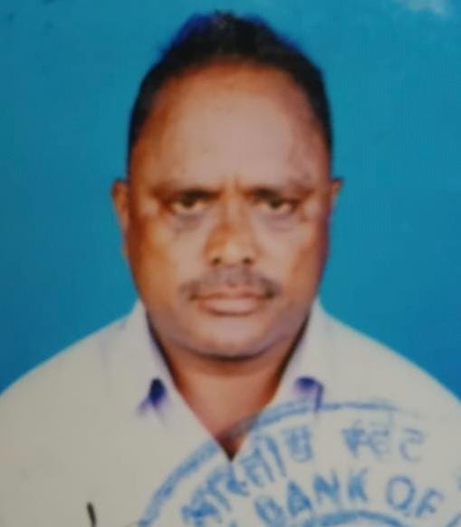 झिंझाना में मेरठ करनाल हाईवे स्थित खेत जाते समय ट्रैक्टर पलटने से घायल हुए किसान के पुत्र। संव झिंझाना में मेरठ करनाल हाईवे स्थित खेत जाते समय ट्रैक्टर पलटने से घायल हुए किसान के पुत्र। संव