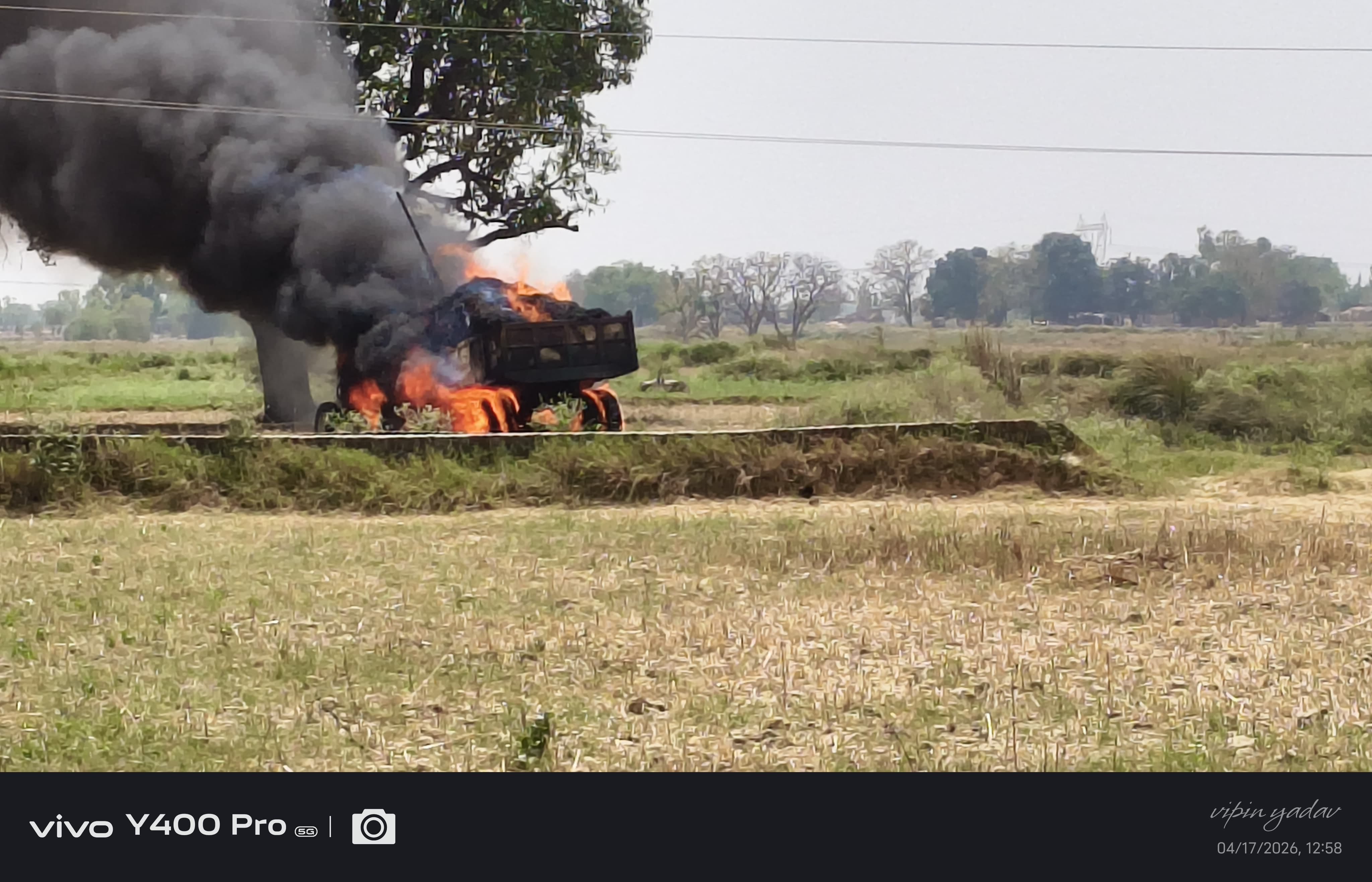 करछना क्षेत्र के महेवा गांव में खेत में झूल रहे बिजली तार से टकराकर फसल लदे ट्रैक्टर ट्राली में करछना क्षेत्र के महेवा गांव में खेत में झूल रहे बिजली तार से टकराकर फसल लदे ट्रैक्टर ट्राली में
