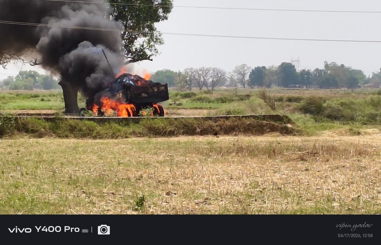करछना क्षेत्र के महेवा गांव में खेत में झूल रहे बिजली तार से टकराकर फसल लदे ट्रैक्टर ट्राली में करछना क्षेत्र के महेवा गांव में खेत में झूल रहे बिजली तार से टकराकर फसल लदे ट्रैक्टर ट्राली में
