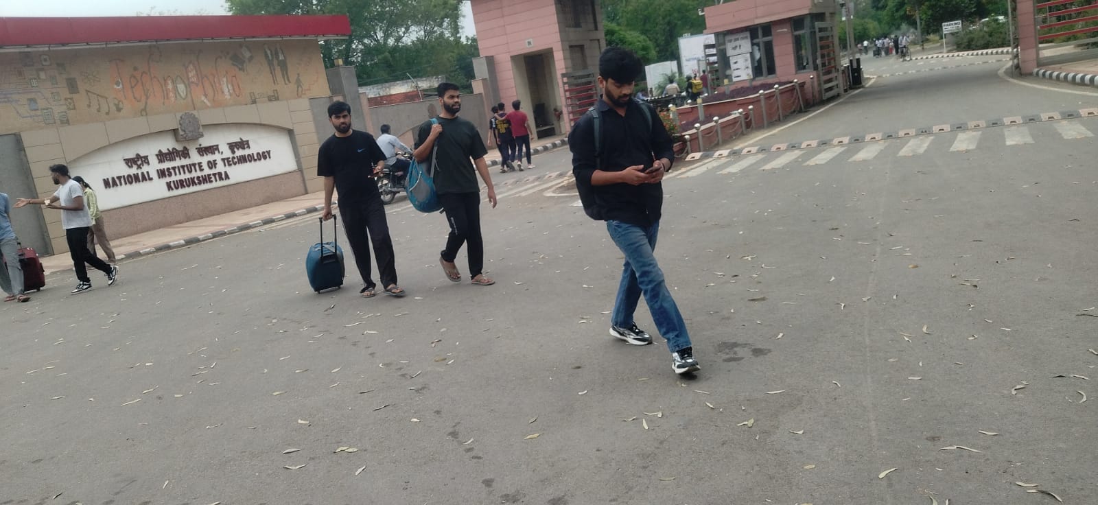कुरुक्षेत्र। आत्महत्या की घटना व छुट्टी घोषित होने के बाद घर लौटते एनआईटी के छात्र। संवाद कुरुक्षेत्र। आत्महत्या की घटना व छुट्टी घोषित होने के बाद घर लौटते एनआईटी के छात्र। संवाद