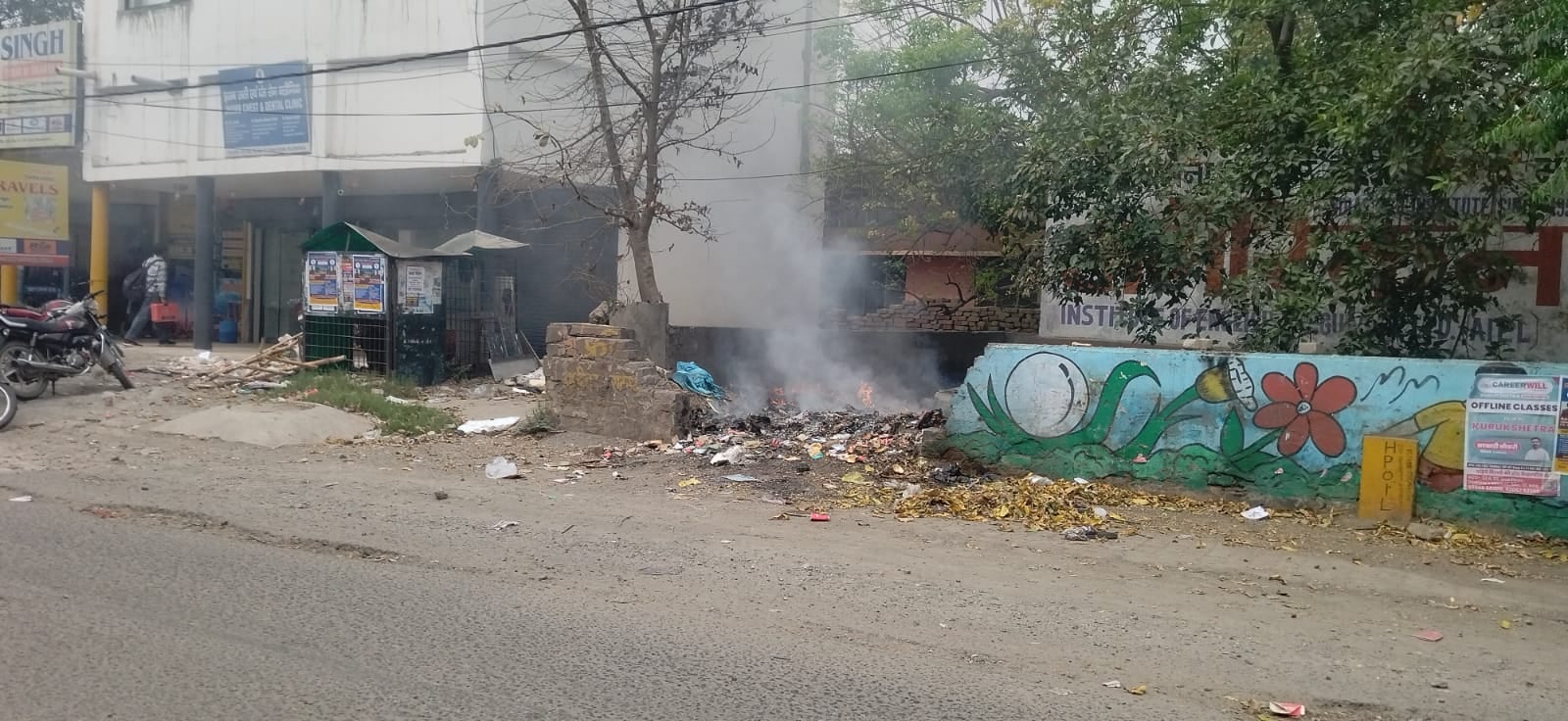 कुरुक्षेत्र। सेक्टर 17 में जलाया गया कचरा। संवाद