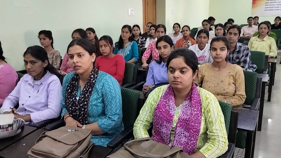 -कृतिका,छात्रा।संवाद