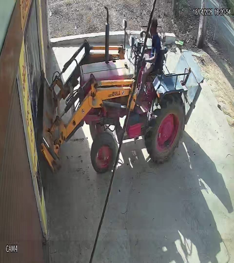 मोरना में शराब की दुकान के क्षतिग्रस्त होने पर पहुंची पुलिस और ग्रामीण स्रोत संवाद