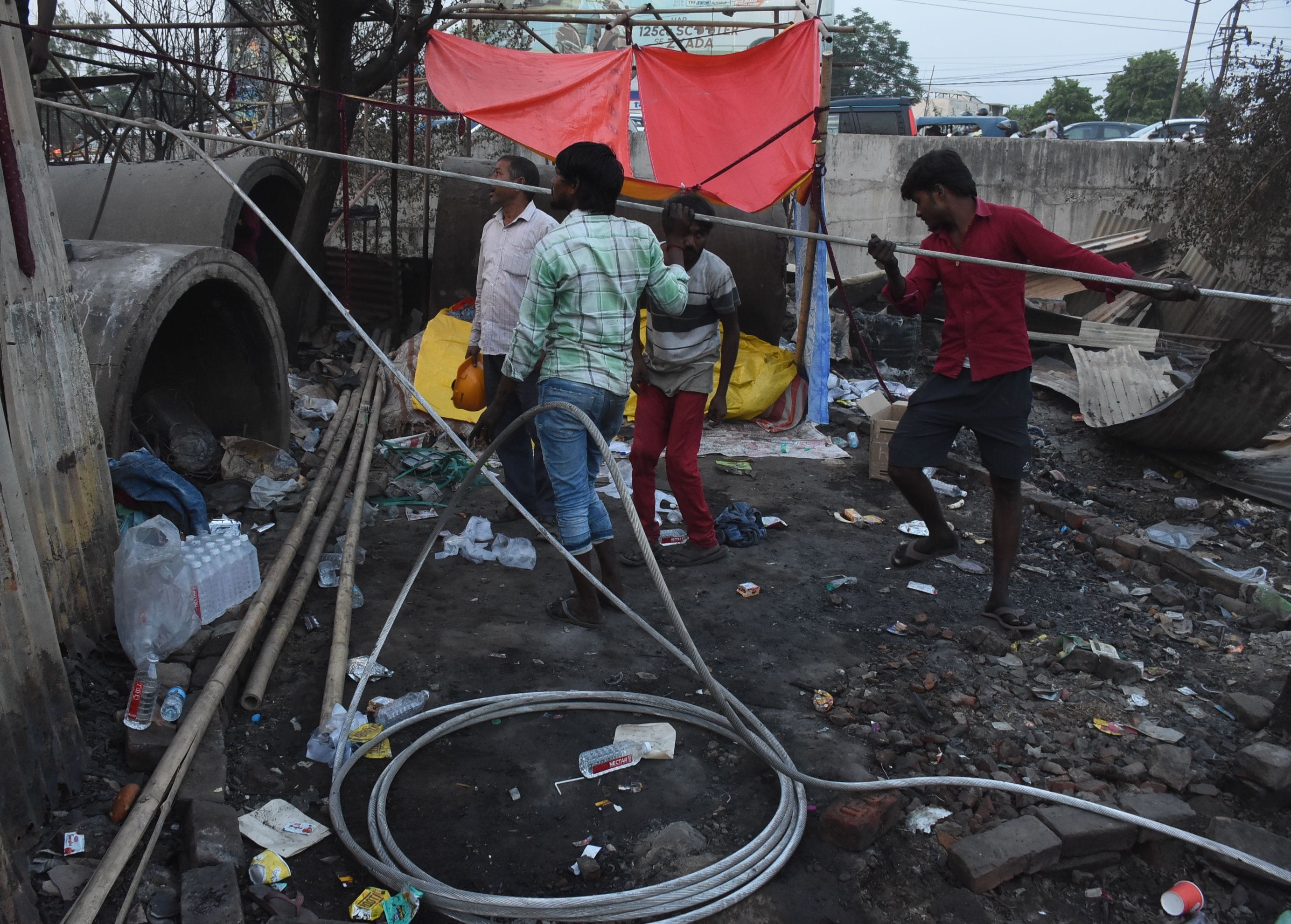नई लाइन खींचते बिजली कर्मी।