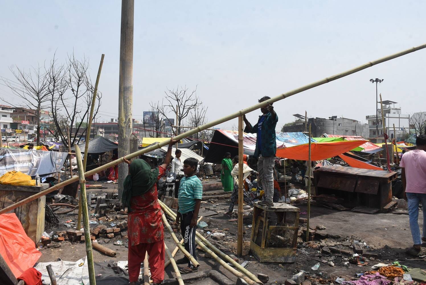 नई लाइन खींचते बिजली कर्मी।
