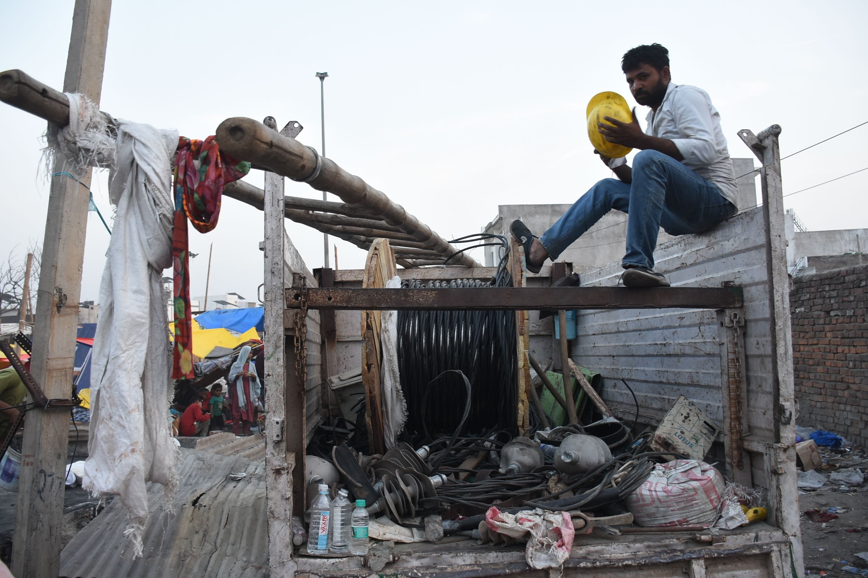 नई लाइन खींचते बिजली कर्मी।