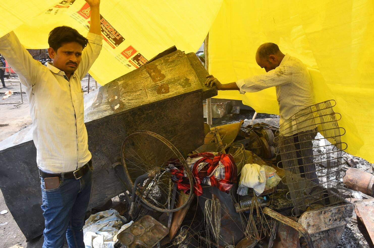 नया आशियाना बनाते लोग और मौके पर पहुंचे कल्बे जवाद।
