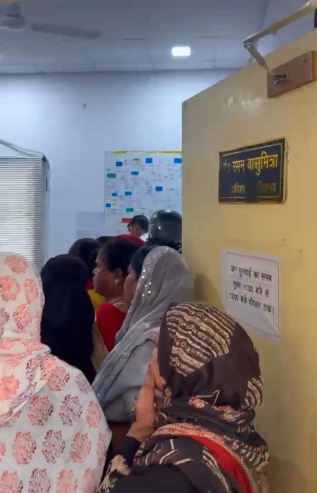 प्रदर्शन करतीं महिलाएं।