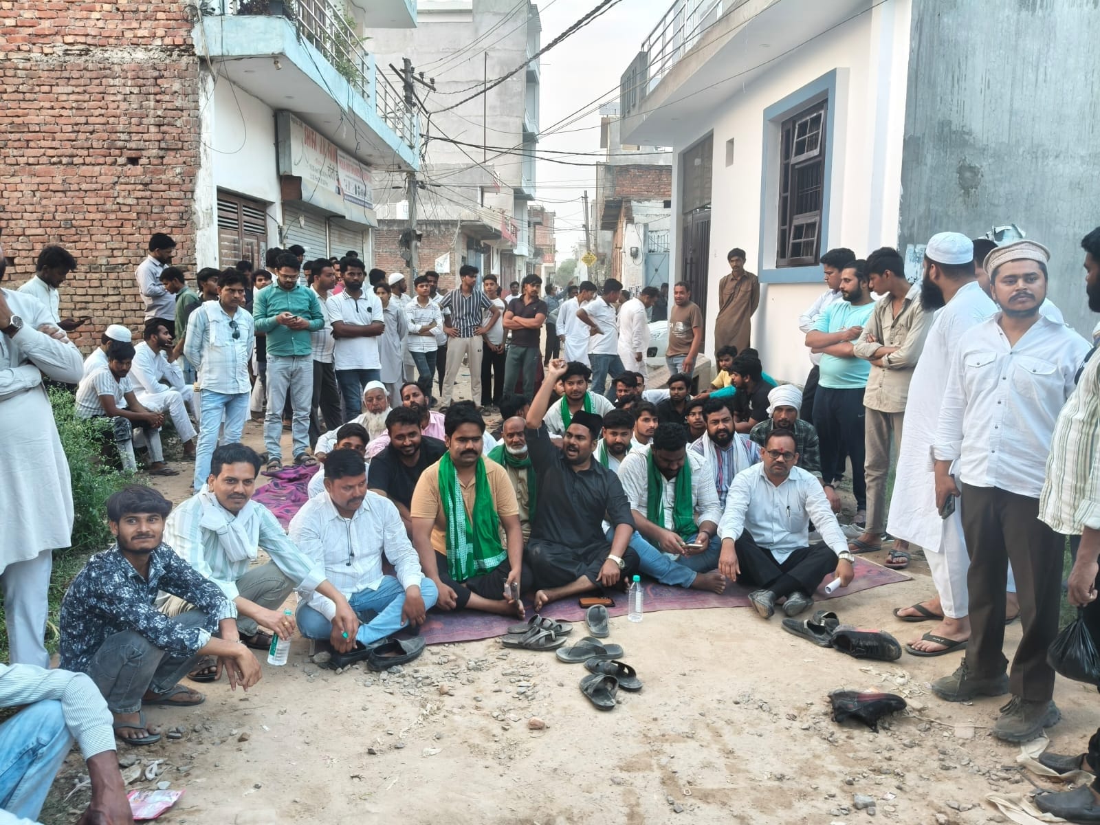 प्रदर्शन करते सुहैल के परिजन व अन्य। प्रदर्शन करते सुहैल के परिजन व अन्य।