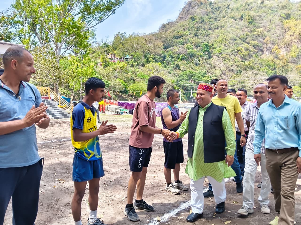 रेणुकाजी में परशुराम जयंती पर मेले में हवर यज्ञ में आहूति डालते विधायक विनय कुमार। संवाद