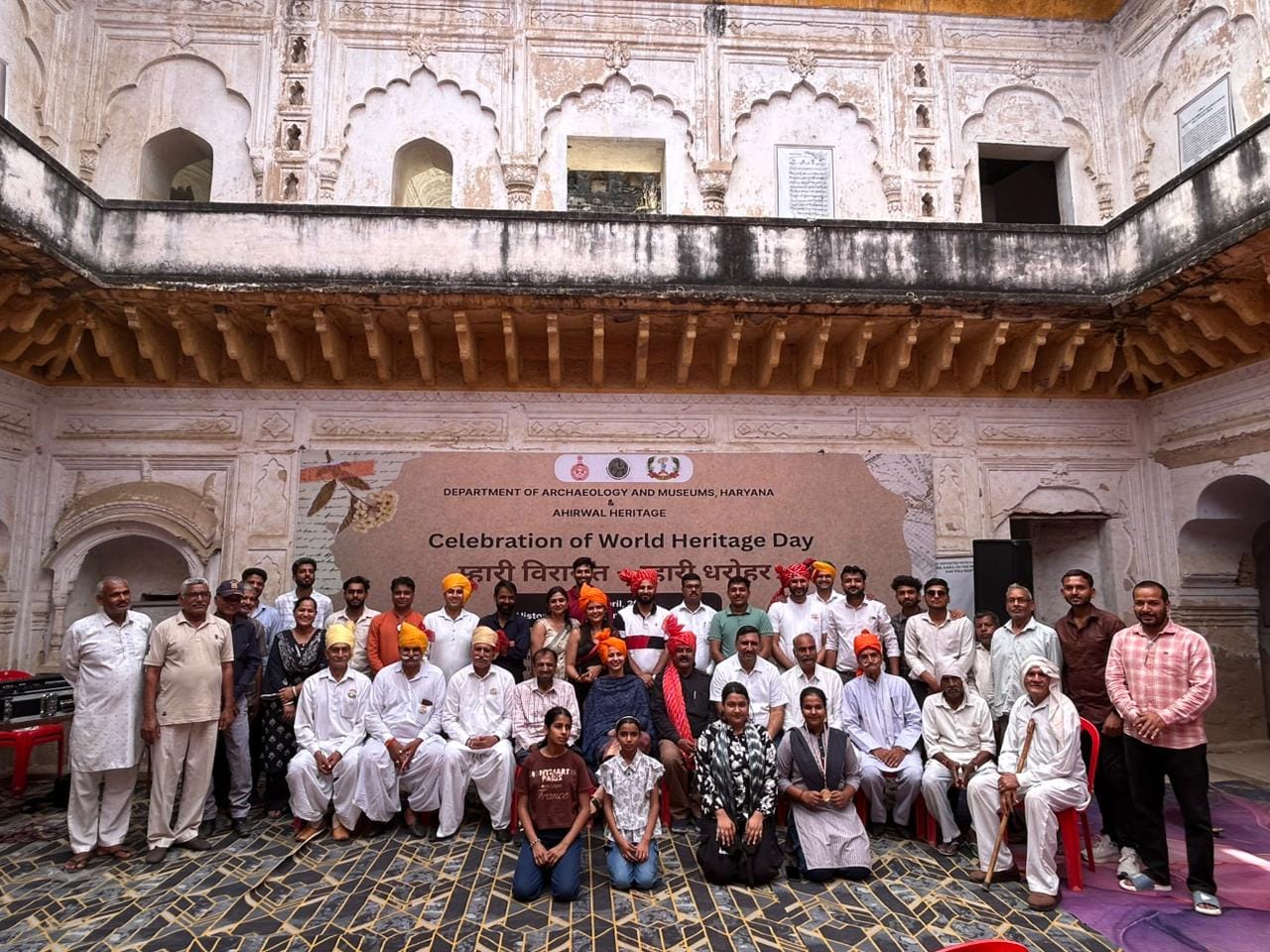 राव तेज सिंह हवेली में प्रदर्शनी देखते विद्यार्थी। स्रोत : संस्था राव तेज सिंह हवेली में प्रदर्शनी देखते विद्यार्थी। स्रोत : संस्था