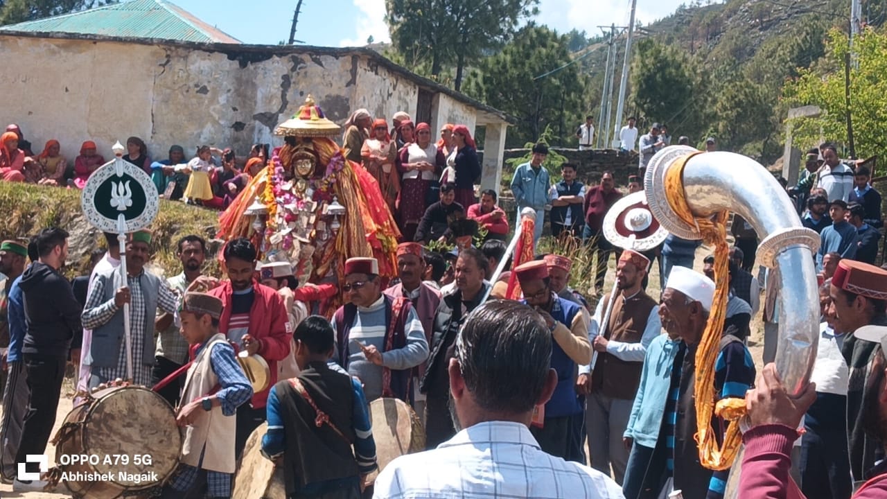 रिवाडी गांव में ठिरशू मेले में उपस्थित ग्रामीण और देवता साहिब। संवाद रिवाडी गांव में ठिरशू मेले में उपस्थित ग्रामीण और देवता साहिब। संवाद