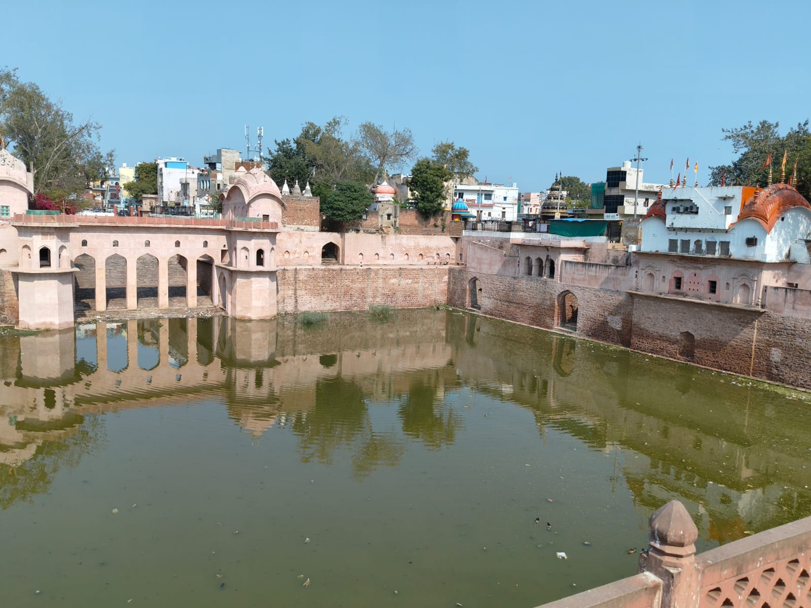 सोलहाराही तालाब