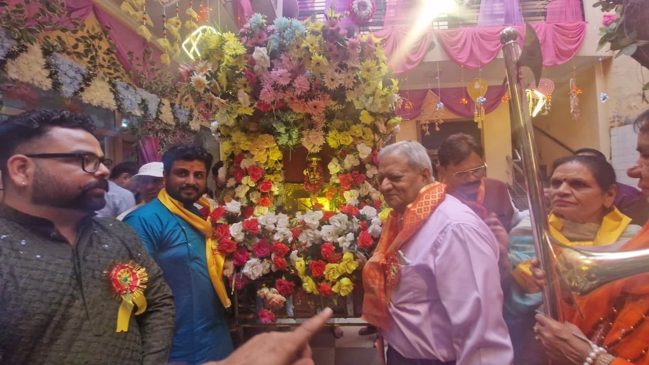 सिटी में भगवान परशुराम की शोभायात्रा में शामिल पदाधिकारी। संवाद