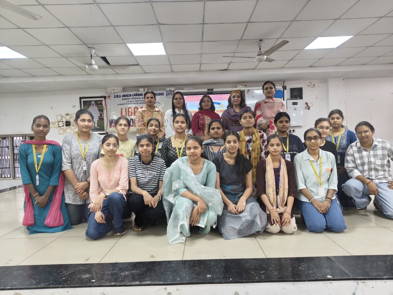 संत मोहन सिंह खालसा लबाना गर्ल्स कॉलेज में कार्यशाला मे ंउपस्थित स्टाफ व छात्राएं। कॉलेज