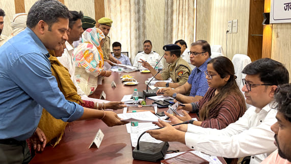 स्याना नवीन मंडी में गेहूं क्रय केंद्र का निरीक्षण करती डीएम श्रुति। संवाद