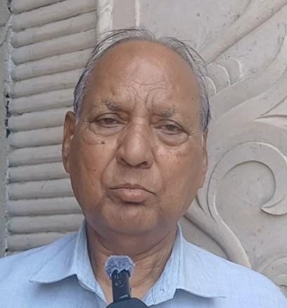 शहर के गोल चक्कर के पास पड़ा कूड़ा। संवाद