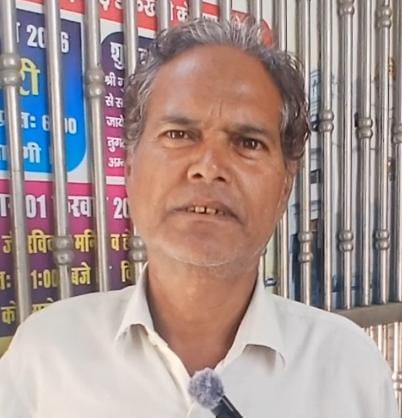 शहर के गोल चक्कर के पास पड़ा कूड़ा। संवाद