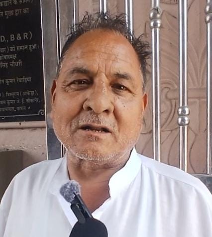 शहर के गोल चक्कर के पास पड़ा कूड़ा। संवाद