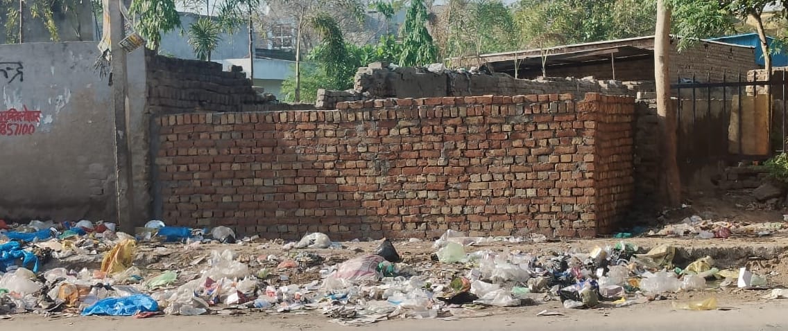 शहर के गोल चक्कर के पास पड़ा कूड़ा। संवाद