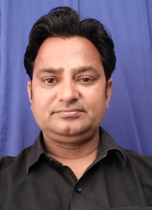 शहर के गोल चक्कर के पास पड़ा कूड़ा। संवाद
