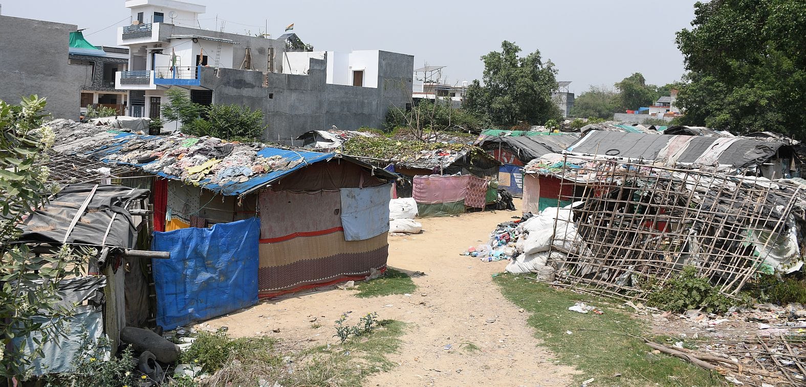 शहर में विभिन्न इलाकों में बसी अवैध झोपड़पट्टी। 