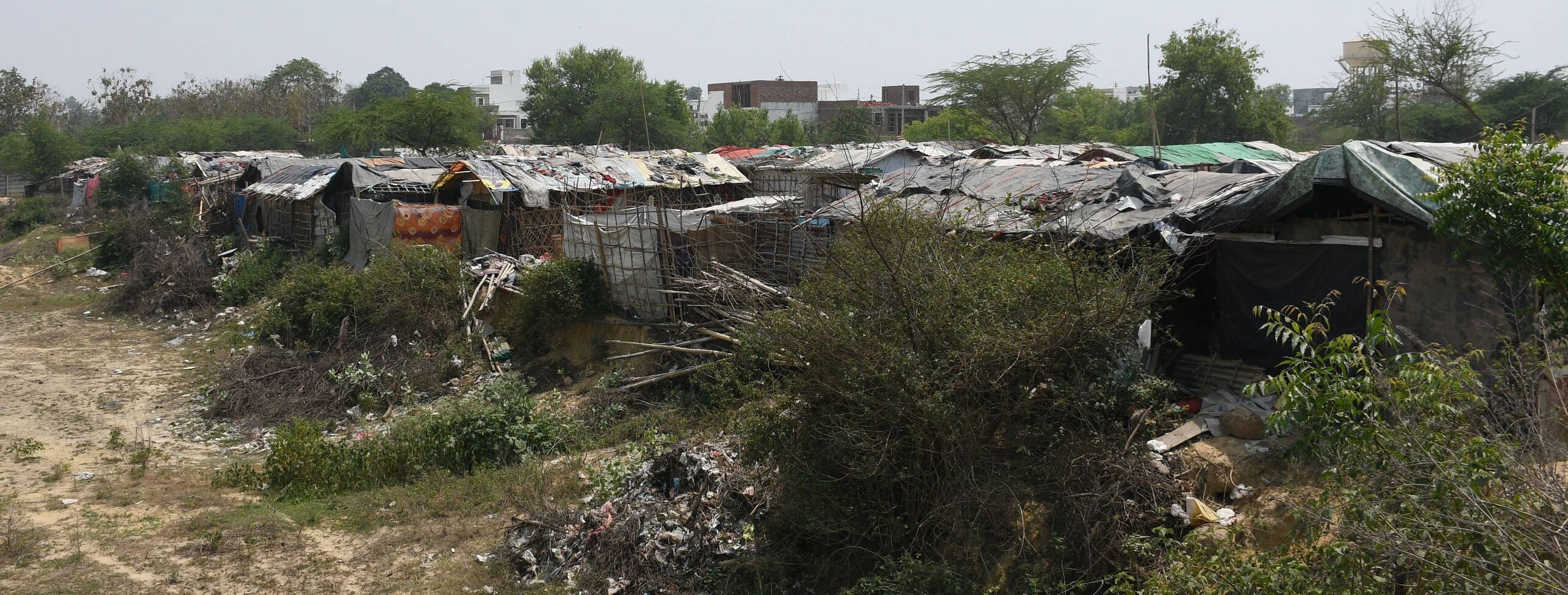शहर में विभिन्न इलाकों में बसी अवैध झोपड़पट्टी। 