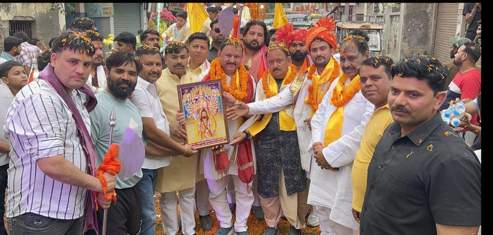 टाउनहॉल में परशुराम जयंती पर शोभायात्रा में शामिल श्रीभगवान आश्रम  महाराज एवं पूर्व विधायक संगी