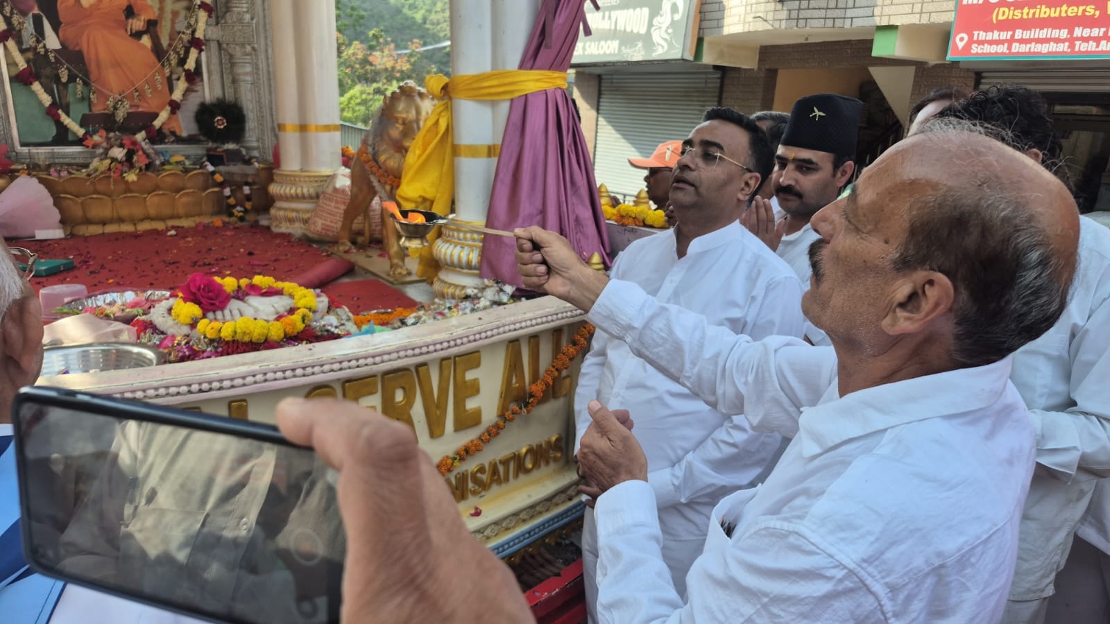 दाड़लाघाट में दिव्य रथ यात्रा के स्वागत के दौरान आरती उतारते श्रद्धालु व उपस्थित साईं भक्त।