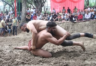 धर्मशाला के सकोह छिंज मेले में एक दूसरे को चित करने के लिए जोर लगाते हुए पहलवान। अमर उजाला