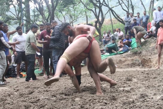 धर्मशाला के सकोह छिंज मेले में एक दूसरे को चित करने के लिए जोर लगाते हुए पहलवान। अमर उजाला