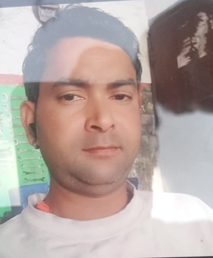 06 : पीजीआई के डेड हाउस में शव देने से पहले परिजनों के हस्ताक्षर कराती पुलिस। अमर उजाला
