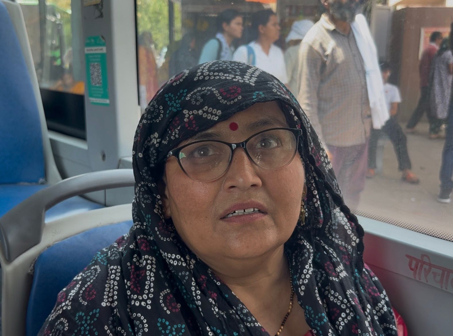 3-रोहतक बस स्टैंड पर डीटीसी की इलेक्ट्रिक बस में सवार होते यात्री। संवाद